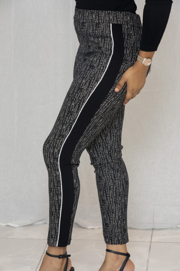 IMGL1700 Pantalon noir à motifs – Détail rayé latéral