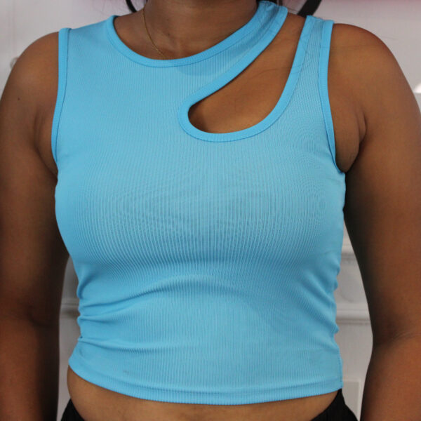 Top bleu stretch à rayures et épaule ouverte