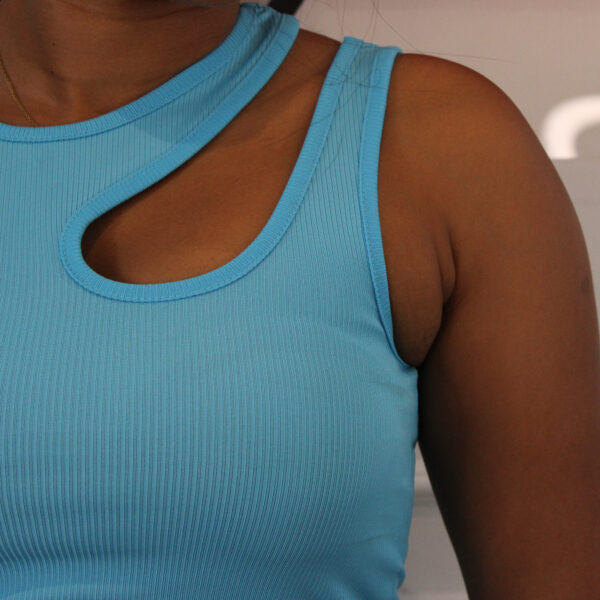 Top bleu stretch à rayures et épaule ouverte