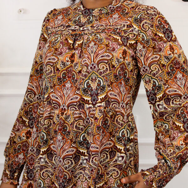 Robe courte mi-volante à manches longues, imprimés orangés